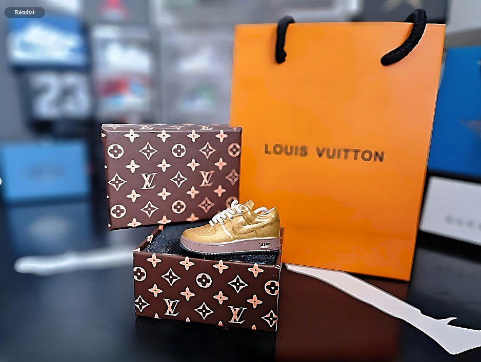 Porte-clé Air Force one Louis Vuitton Or