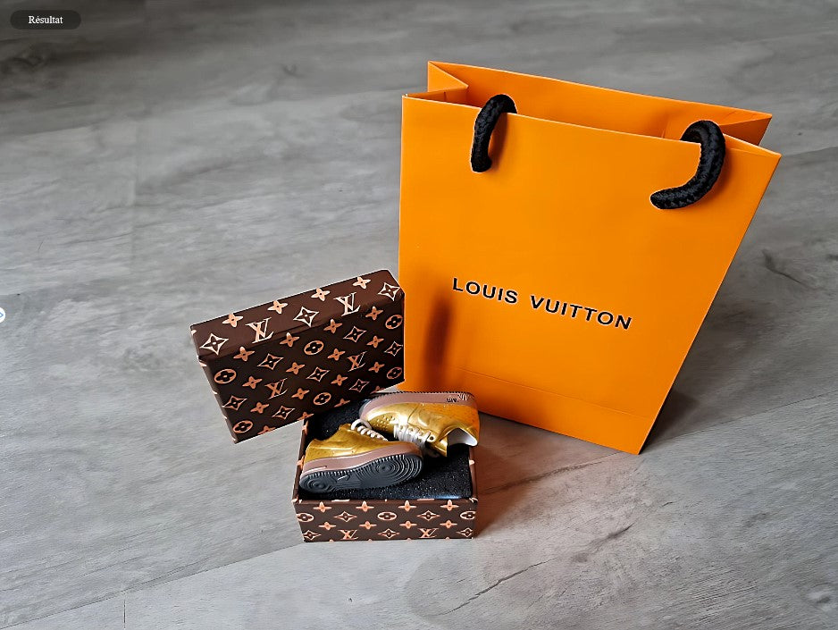 Porte-clé Air Force one Louis Vuitton Or