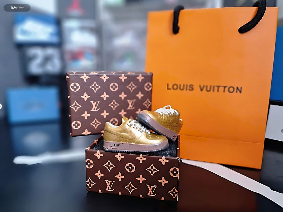 Porte-clé Air Force one Louis Vuitton Or