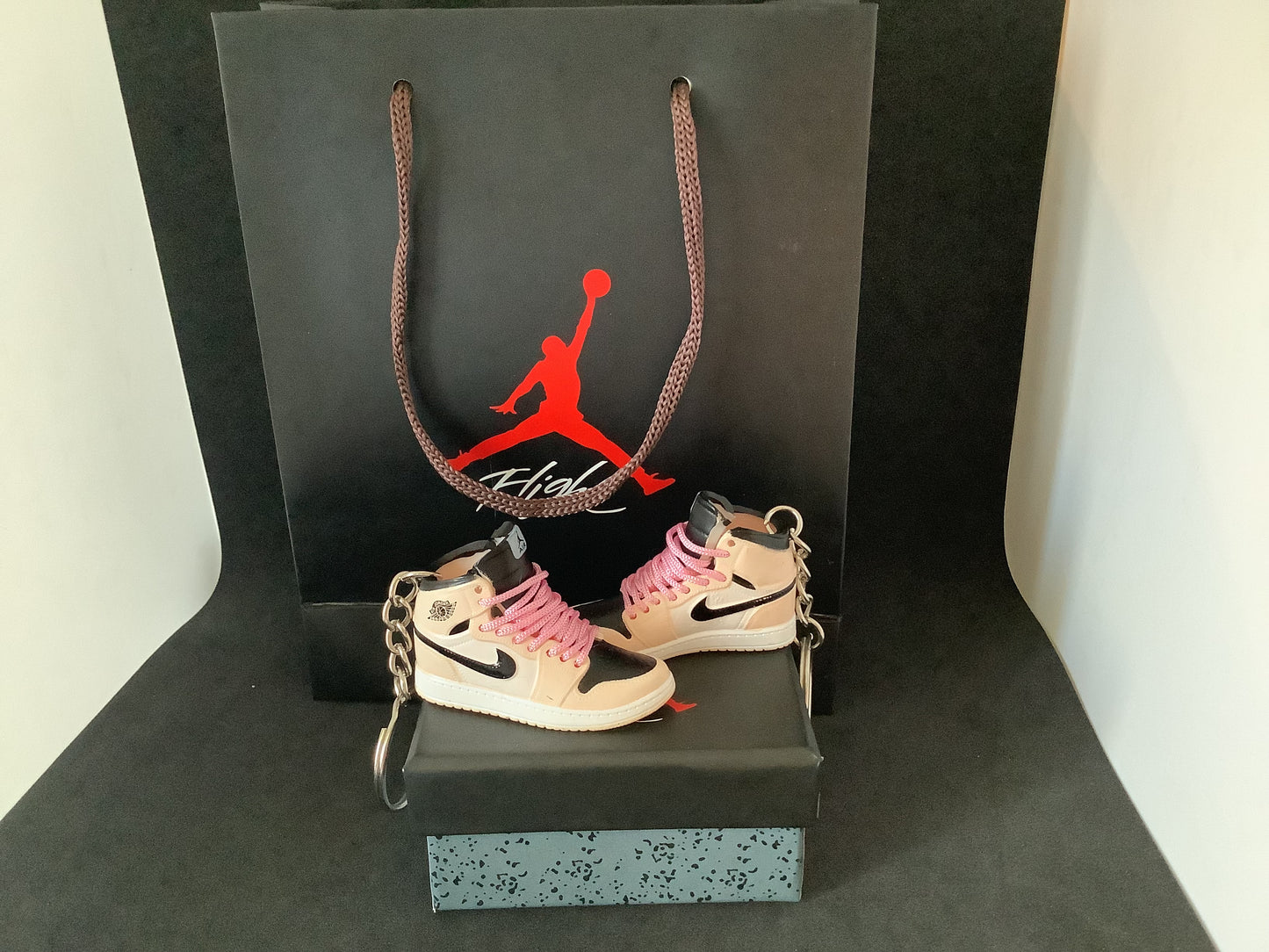 Porte-clé Jordan 1 OG Barely 2