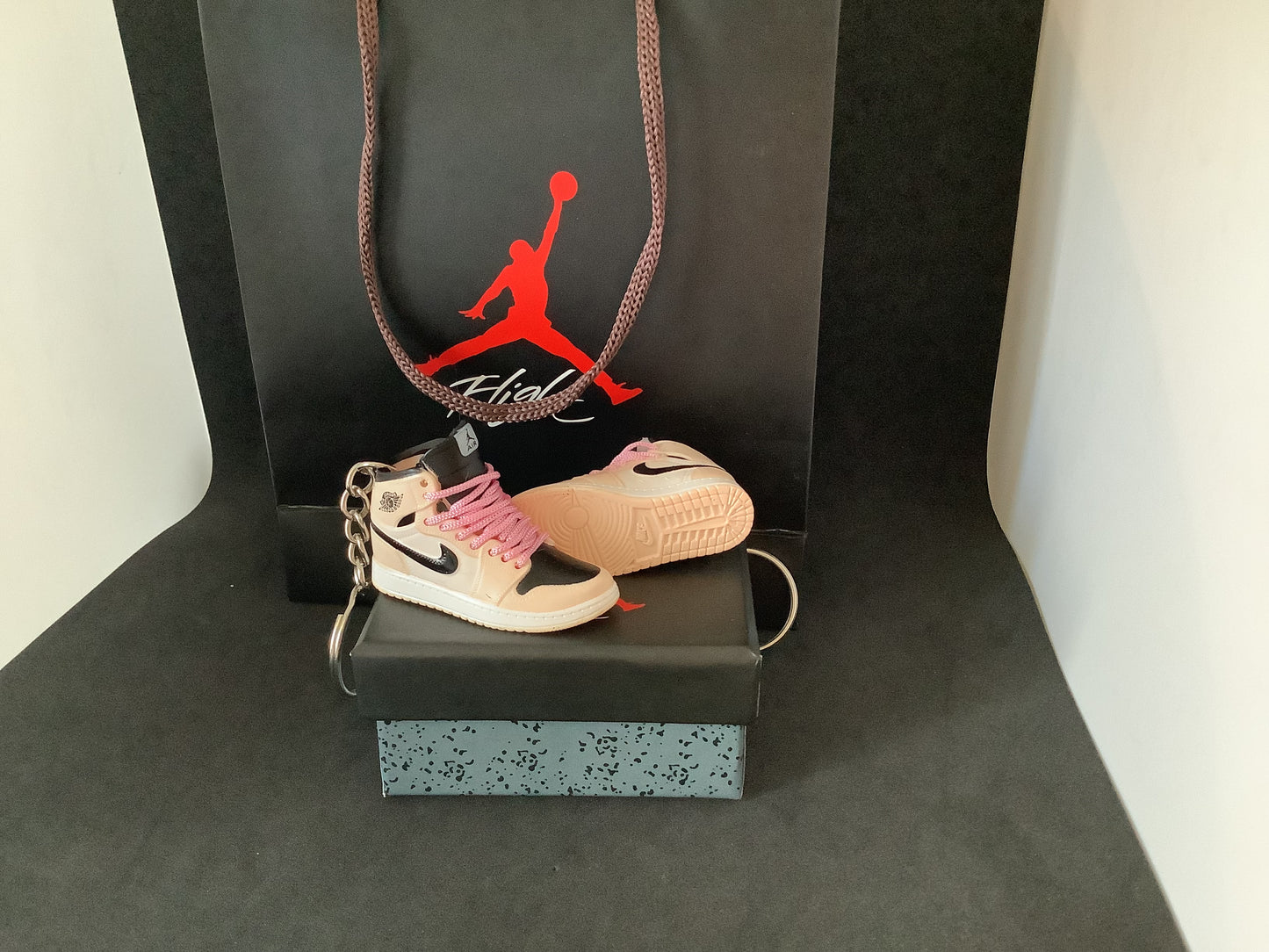 Porte-clé Jordan 1 OG Barely 2